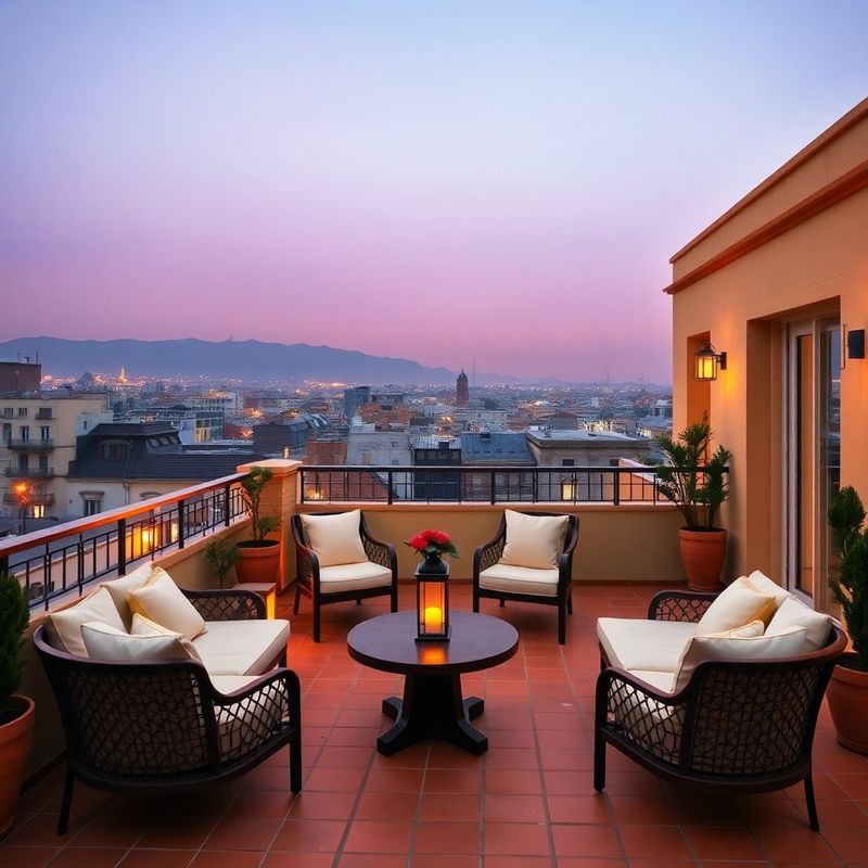 Terraza rooftop del hotel al atardecer con mobiliario en terracota y crema y la Sierra al fondo